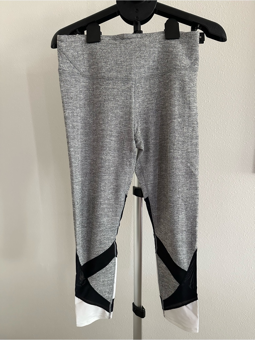 Manduka Black & White Colorblock Active Cropped Leggings
